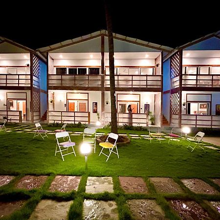 White Turtle Hotel Morjim Exterior foto