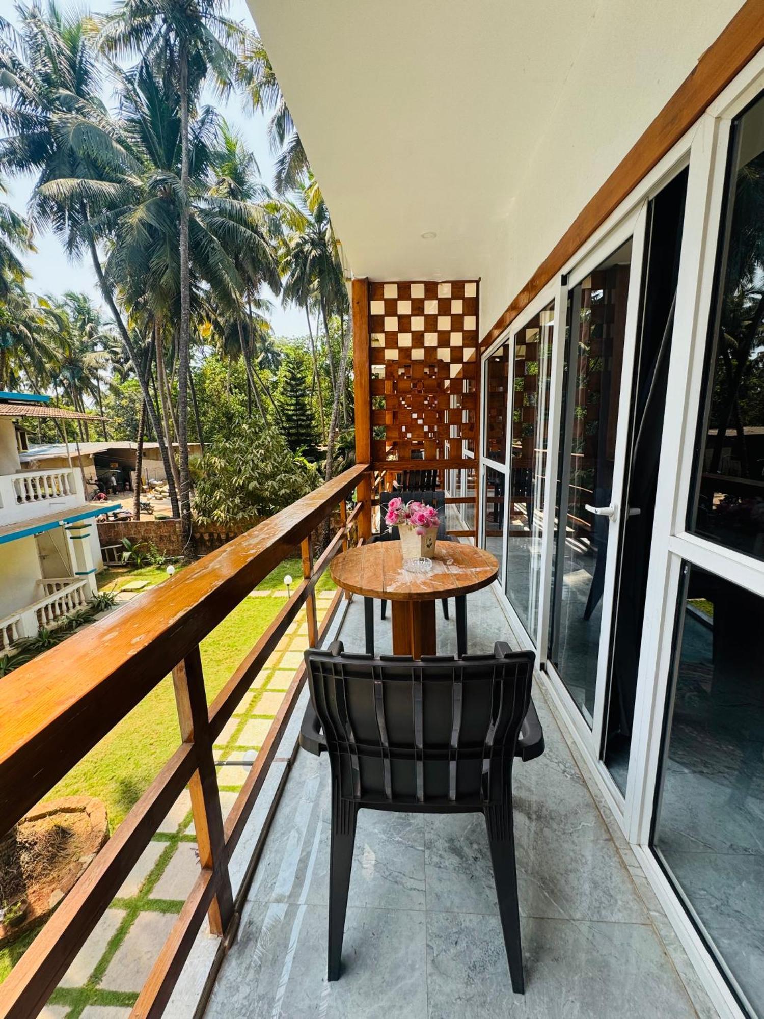 White Turtle Hotel Morjim Exterior foto